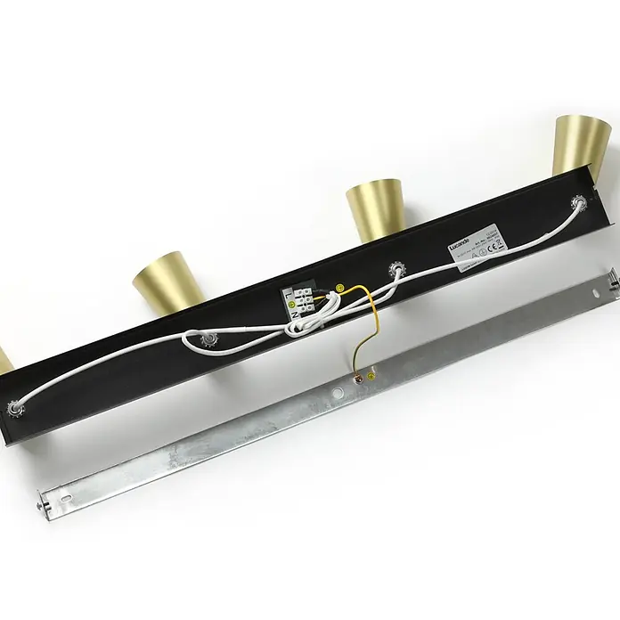 Lucande Deckenstrahler Angelina - schwarz, messing / gold, GU10 - Schwarzer Deckenspot mit vier goldfarbenen Kegelschirmen, zeigt den elektrischen Klemmblock und Erdungsdraht sowie eine separate silberne Montagehalterung.