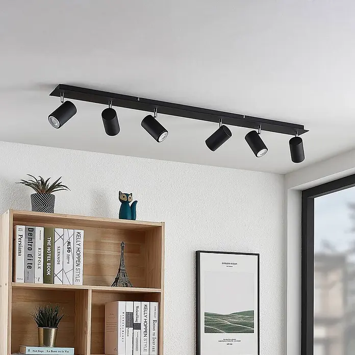 Lindby Deckenstrahler Joffrey - L x B x H: 116 x 9 x 16,5 cm, schwarz, schwarz, GU10 - Schwarze Deckenleuchte mit sechs verstellbaren Strahlern an einer Zimmerdecke montiert.