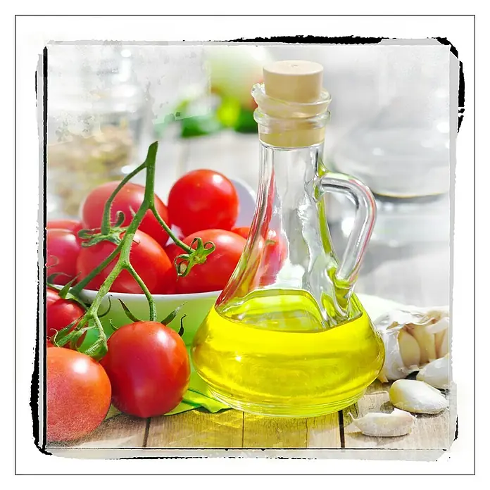 ProArt Kitchen Glasbild - Hot & Spicy III, B x H: 20 x 20 cm - Dieses Stillleben zeigt eine Flasche Olivenöl, frische Tomaten und Knoblauch. Die Zutaten sind auf einem Holztisch arrangiert.