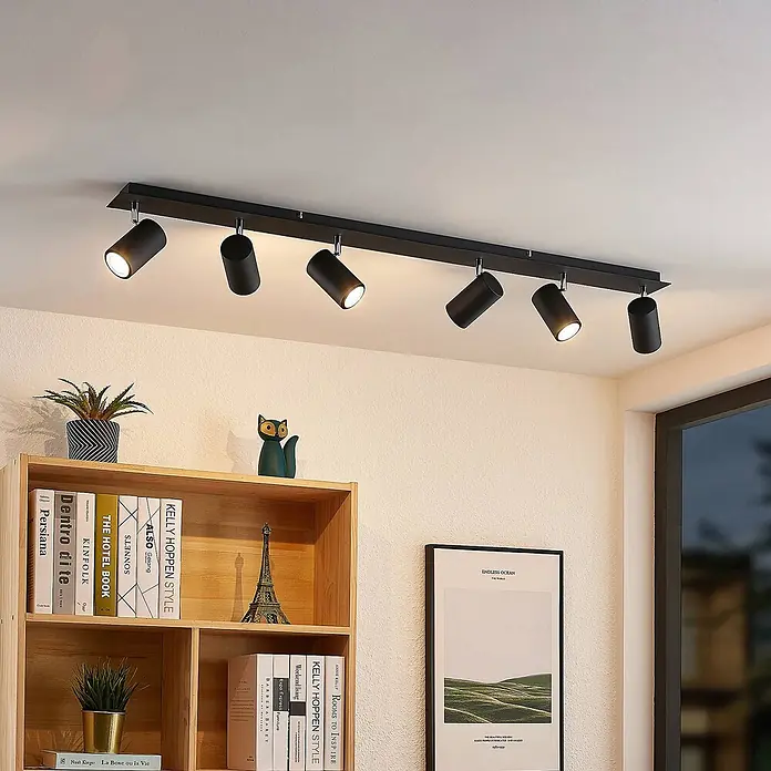 Lindby Deckenstrahler Joffrey - L x B x H: 116 x 9 x 16,5 cm, schwarz, schwarz, GU10 - Schwarze Deckenleuchte mit mehreren verstellbaren Strahlern, die einen modernen Raum beleuchtet.