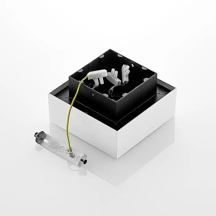 Arcchio Deckenstrahler Vince - L x B x H: 14 x 14 x 8,5 cm, weiß / opal, weiß / opal, GU10 - Quadratische weiß/silberne Elektrobox mit schwarzem Innenraum, Anschlussklemmen und Erdungskabel an Montagehalterung.