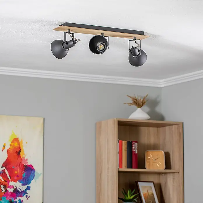 Lindby Deckenstrahler Aylis - Holz dunkel, schwarz, E14 - Dreiflammige Deckenleuchte mit schwarzen Metallstrahlern und hellem Holzbalken.