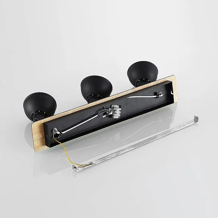 Lindby Deckenstrahler Aylis - Holz dunkel, schwarz, E14 - 3-flammige Leuchte mit Holzsockel, schwarzen Schirmen, sichtbarer Verkabelung und separatem Montagebügel.
