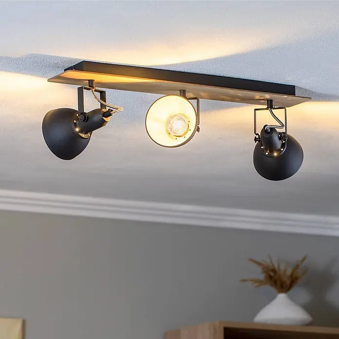 Lindby Deckenstrahler Aylis - Holz dunkel, schwarz, E14 - Deckenstrahlerleiste mit zwei schwarzen Metallspots, einem offenen metallischen Spot und einem Holz-Metallrahmen.