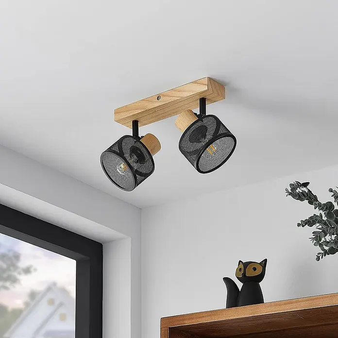 Lindby Deckenstrahler Evinora - Holz hell, schwarz, E14 - Zwei schwarze Metallgitter-Strahler auf einem hellen Holzbalken, an der Decke montiert.