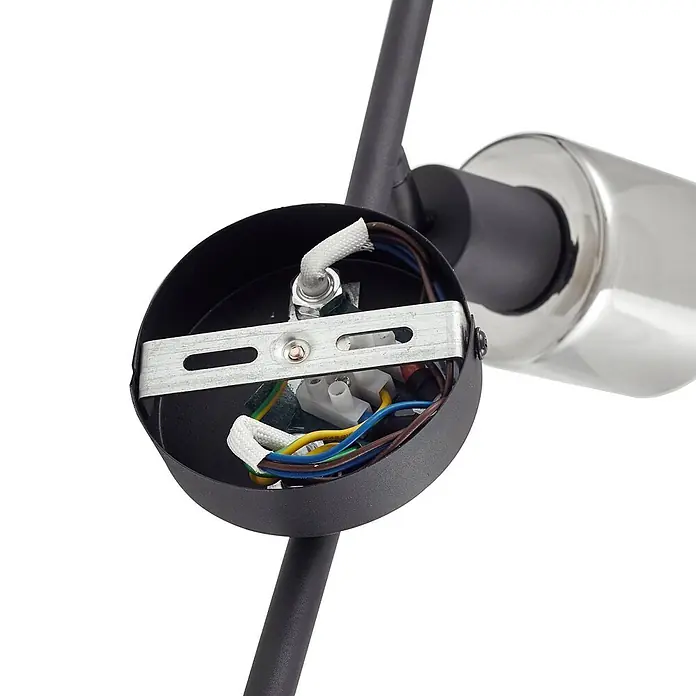 Lindby Deckenstrahler Netty - schwarz, alu / grau / zink, E14 - Innenverkabelung eines schwarzen Leuchtengehäuses mit elektrischen Anschlüssen und Montagebügel.
