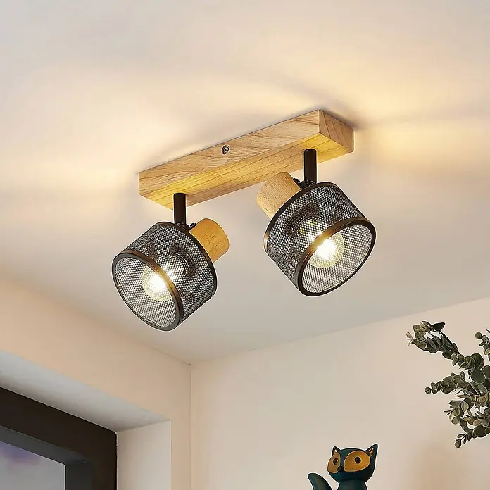 Lindby Deckenstrahler Evinora - Holz hell, schwarz, E14 - Deckenstrahler mit zwei Leuchten, Holzleiste und dunklen Metallgitter-Schirmen. An der Decke montiert, spendet warmes Licht.