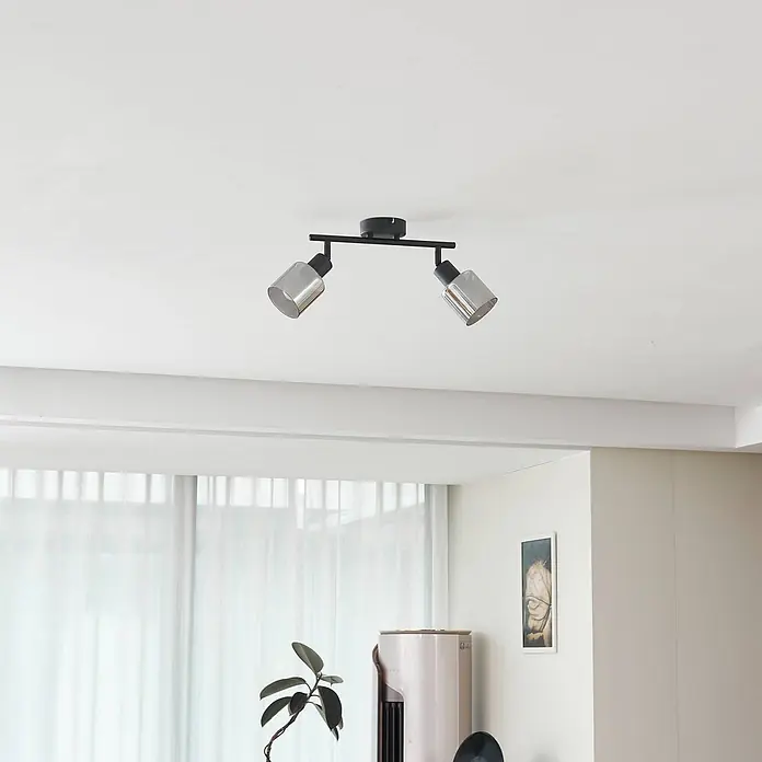 Lindby Deckenstrahler Netty - L x B x H: 48 x 9 x 20 cm, schwarz, alu / grau / zink, E14 - Eine schwarze Deckenleuchte mit zwei silbern-zylindrischen Strahlern.