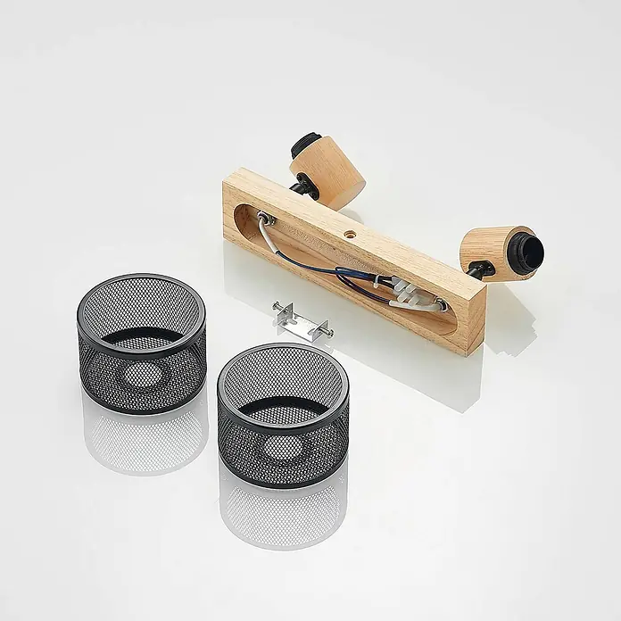 Lindby Deckenstrahler Evinora - Holz hell, schwarz, E14 - Zerlegte Leuchte mit Holzsockel, zwei Holzfassungen und zwei schwarzen Gitterlampenschirmen.