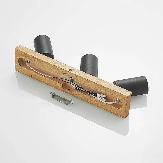 Lindby Deckenstrahler Maniva - Holz hell, schwarz, GU10 - Hölzerne Leuchte mit drei schwarzen Strahlern, zeigt interne Verkabelung und Montagehalterung.