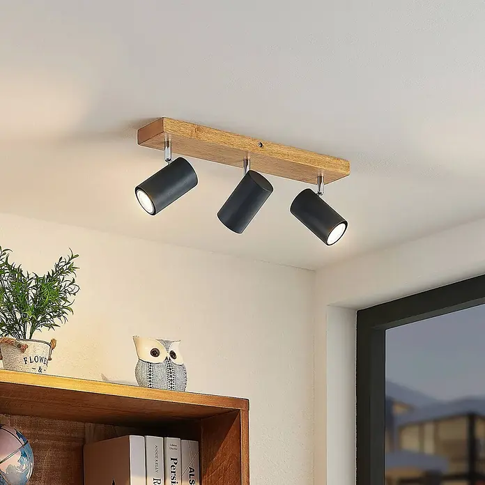 Lindby Deckenstrahler Maniva - Holz hell, schwarz, GU10 - Dreiflammiger Deckenstrahler mit Naturholzbalken und schwarzen, verstellbaren Metallspots.
