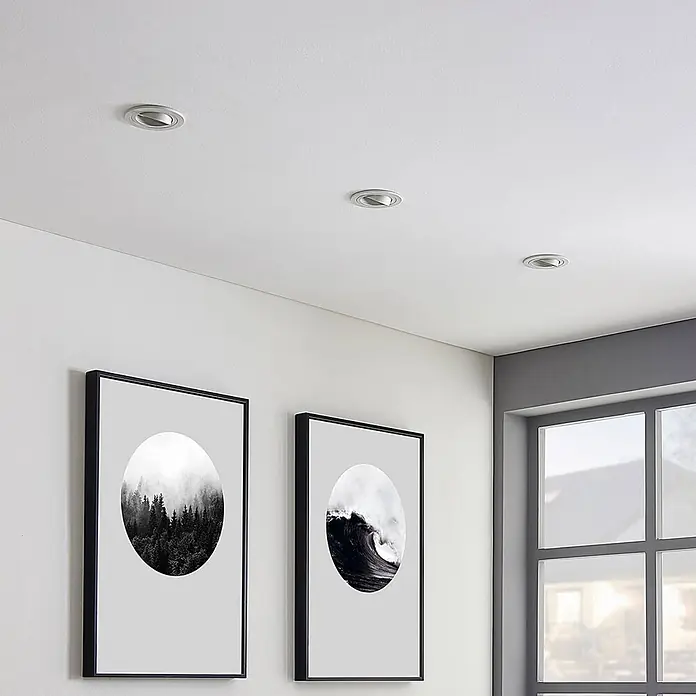 Arcchio Deckenstrahler Sophia - weiß / opal, weiß / opal, GU10 - Einbauleuchten mit Silberfinish in einer weißen Decke installiert.