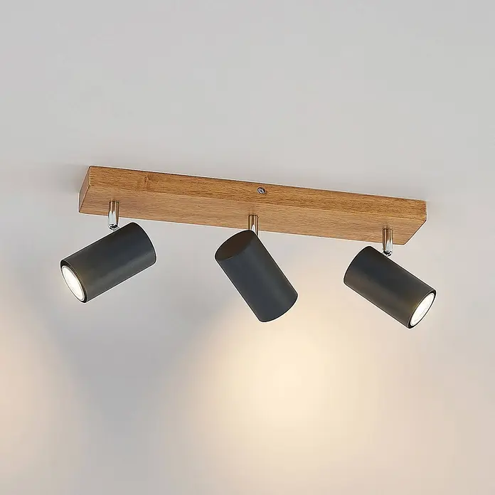 Lindby Deckenstrahler Maniva - Holz hell, schwarz, GU10 - Deckenstrahler aus Holz mit drei verstellbaren schwarzen Zylinderköpfen, die warmes Licht abstrahlen.