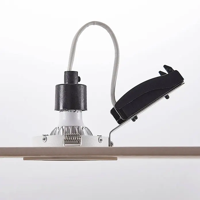 Arcchio Deckenstrahler Sophia - weiß / opal, weiß / opal, GU10 - Einbaustrahler mit silbernem Gehäuse, LED-Leuchtmittel und schwarzem Stecker mit grauem Kabel, in hellem Holzpaneel installiert.