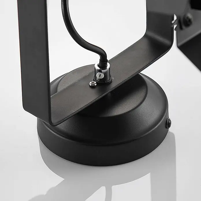 Lindby Deckenstrahler Tilen - schwarz, schwarz, E27 - Nahaufnahme einer schwarzen Metallleuchtenbasis mit Kabelanschluss und Befestigungsschrauben.