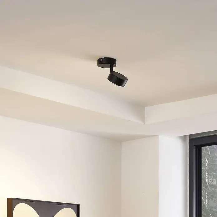 Lindby Deckenstrahler Jyla - L x B x H: 8 x 8 x 14 cm, schwarz, 2GX53 - Schwarzer verstellbarer Deckenstrahler, an einer hellen Decke montiert.