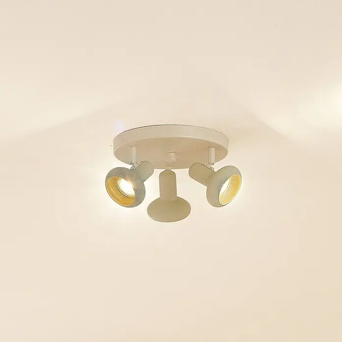 Lindby Deckenstrahler Huby - creme / amber, grün, GU10 - Dreiflammige Deckenleuchte in Hellgrau mit beleuchteten, goldenen Innenstrahlern.