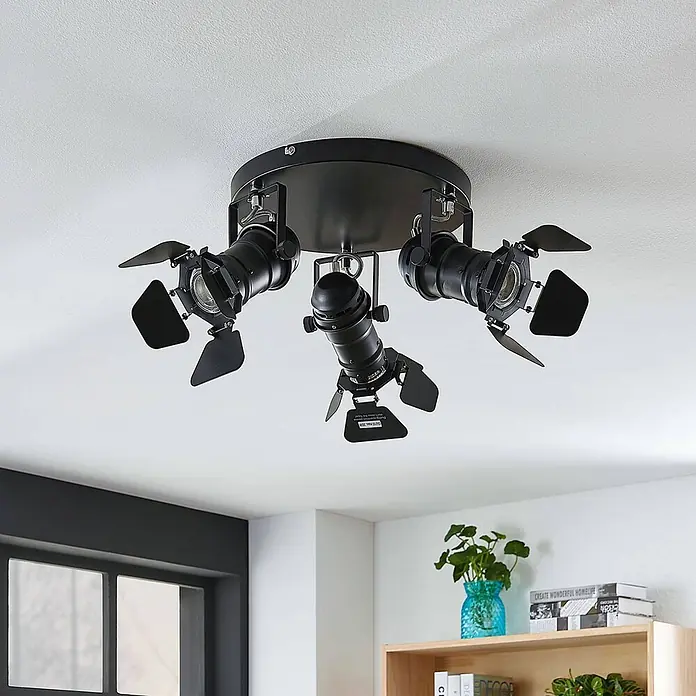 Lindby Deckenstrahler Tilen - schwarz, schwarz, GU10 - Schwarzer Deckenstrahler aus Metall mit drei verstellbaren Köpfen, die Bühnenlichtern ähneln.