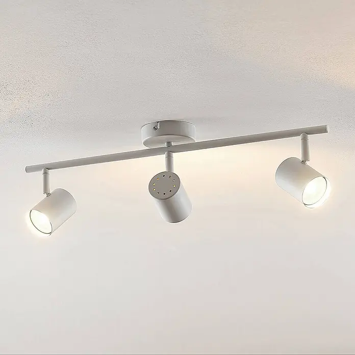 Lindby Deckenstrahler Jorell - weiß / opal, weiß / opal, GU10 - Weiße Deckenleuchte mit drei verstellbaren Strahlern, montiert auf einer linearen Schiene.