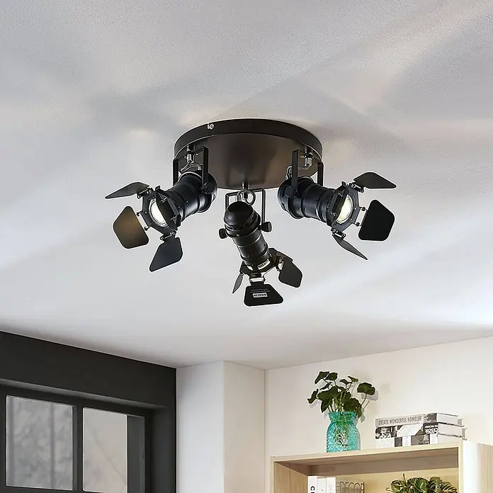 Lindby Deckenstrahler Tilen - schwarz, schwarz, GU10 - Matt-schwarze Deckenleuchte mit drei verstellbaren Strahlern, die einen modernen Raum beleuchten.