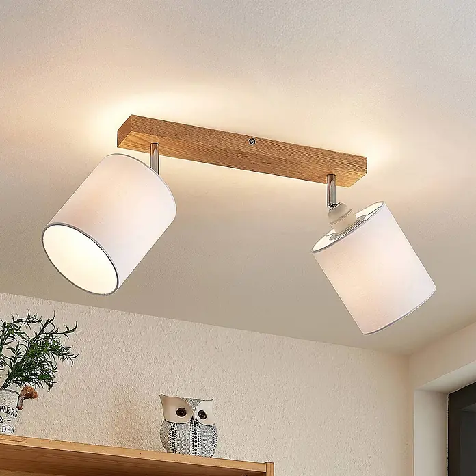 Lindby Deckenstrahler Imarin - Holz hell, weiß / opal, E27 - Verstellbarer Deckenstrahler mit zwei weißen Stoffschirmen an einer hellen Holzleiste.