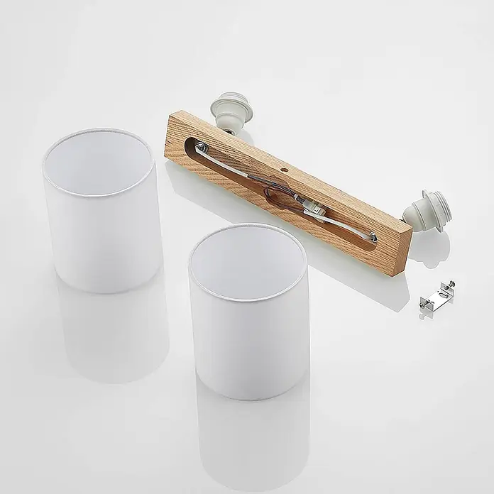 Lindby Deckenstrahler Imarin - Holz hell, weiß / opal, E27 - Zerlegte Wandlampe: Holzsockel mit Verkabelung, zwei Fassungen, zwei weiße Stoffschirme und eine Metallhalterung.