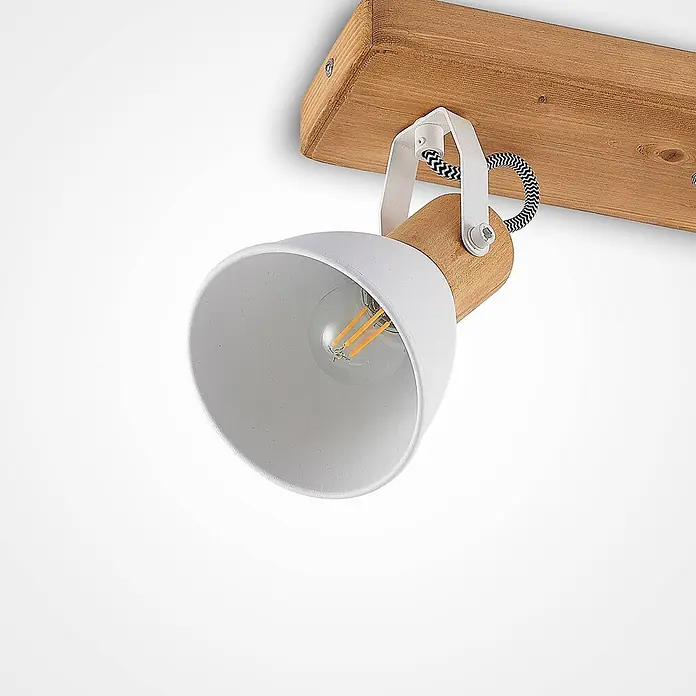 Lindby Deckenstrahler Merela - L x B x H: 28 x 11,5 x 23 cm, Holz hell, E14 - Weißer Strahler mit Holzelement und geflochtenem Kabel, an Holzbalken montiert.