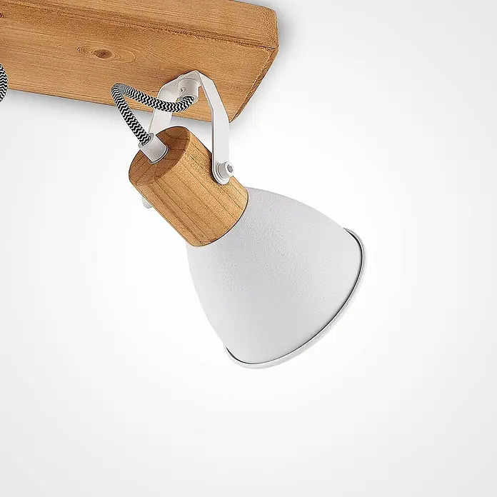 Lindby Deckenstrahler Merela - L x B x H: 28 x 11,5 x 23 cm, Holz hell, E14 - Weißer Metallstrahler mit Holzsockel, auf einem Holzbalken montiert, verbunden durch ein geflochtenes Kabel.