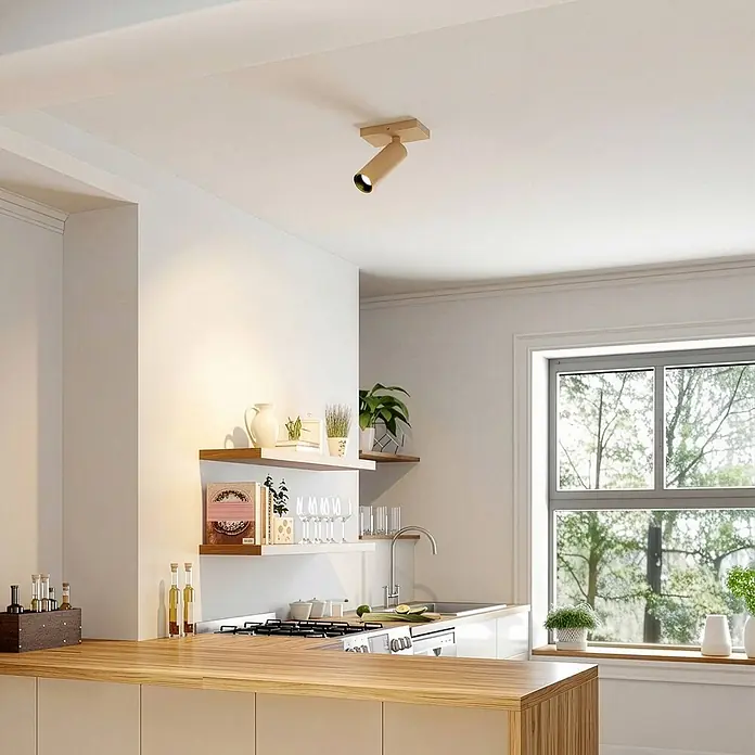 Arcchio Deckenstrahler Brinja Slim - L x B x H: 11 x 9 x 14,5 cm, braun / rost, braun / rost, GU10 - Deckenstrahler in heller Holzoptik an der Decke, beleuchtet einen modernen Küchenbereich.