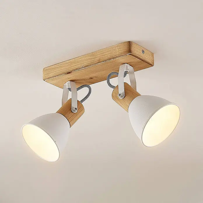 Lindby Deckenstrahler Merela - L x B x H: 28 x 11,5 x 23 cm, Holz hell, E14 - Deckenleuchte mit zwei Spots, Holzsockel, weißen Metallschirmen und schwarz-weiß geflochtenen Kabeln, strahlt warmes Licht aus.