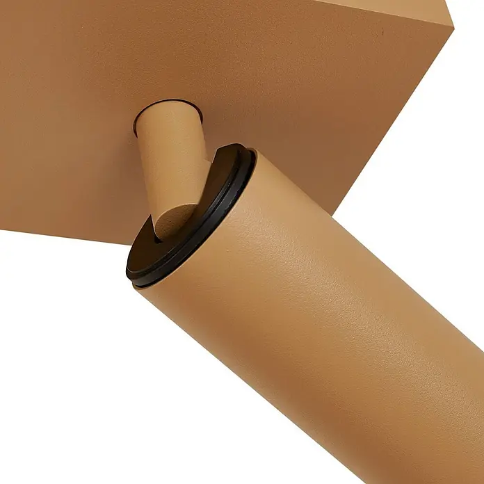 Arcchio Deckenstrahler Brinja Slim - L x B x H: 11 x 9 x 14,5 cm, braun / rost, braun / rost, GU10 - Nahaufnahme eines beigefarbenen, mattierten, verstellbaren Strahlers mit schwarzem Drehring, an quadratischer Basis befestigt.