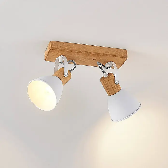 Lindby Deckenstrahler Merela - L x B x H: 28 x 11,5 x 23 cm, Holz hell, E14 - Zweiflammiger Deckenstrahler mit Holzbalken und verstellbaren weißen Metallschirmen mit Holzdetails und geflochtenen Kabeln.