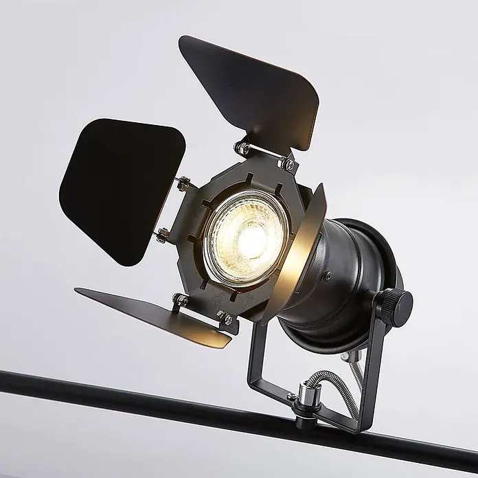 Lindby Deckenstrahler Tilen - schwarz, schwarz, GU10 - Schwarzer Metall-Strahler mit verstellbaren Blenden, heller LED-Lampe, montiert an schwarzer Schiene.