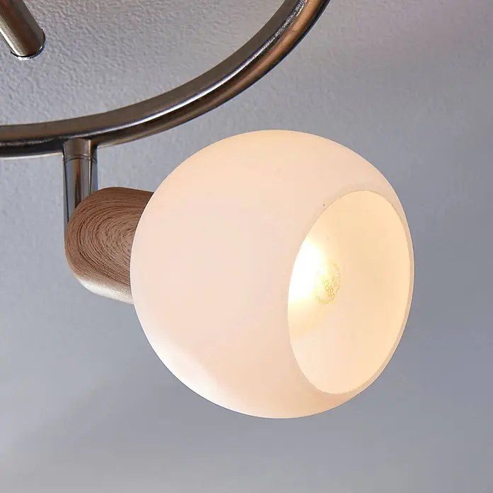 Lindby Deckenstrahler Svenka - Holz hell, E14 - Moderne Deckenleuchte mit gebürstetem Metallrahmen, Holzakzent und mattiertem Kugelglasdiffusor mit warmer Glühbirne.