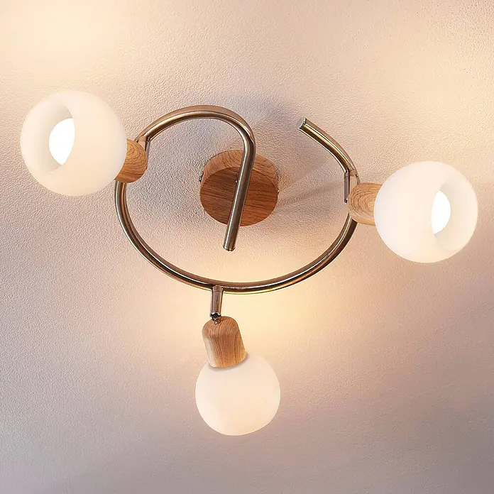 Lindby Deckenstrahler Svenka - Holz hell, E14 - Deckenleuchte mit drei satinierten weißen Glaskugeln, einem gebürsteten Metallrahmen und hellen Holzapplikationen.