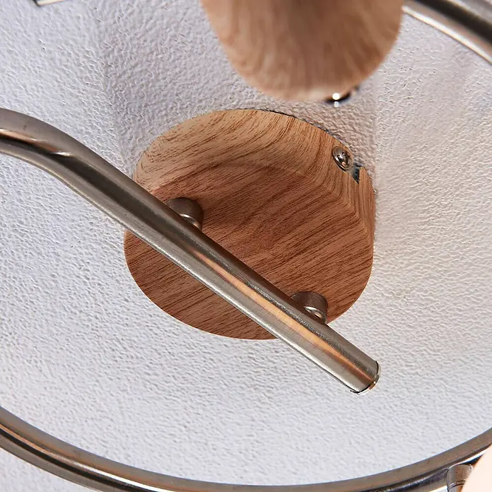 Lindby Deckenstrahler Svenka - Holz hell, E14 - Nahaufnahme eines Leuchtenfußes aus Holz mit gebürstetem Metallarm und sichtbaren Schrauben.