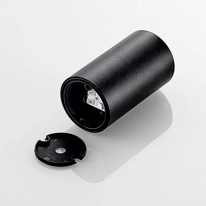 Arcchio Deckenstrahler Olivir - schwarz, schwarz, GU10 - Schwarze, texturierte zylindrische LED-Außenleuchte, Endkappe entfernt, L/N-Anschluss sichtbar.