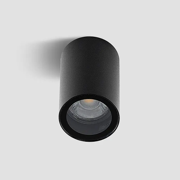 Arcchio Deckenstrahler Olivir - schwarz, schwarz, GU10 - Schwarzer zylindrischer Aufbau-Strahler mit abgerundeter Oberseite und sichtbarer LED-Lichtquelle.