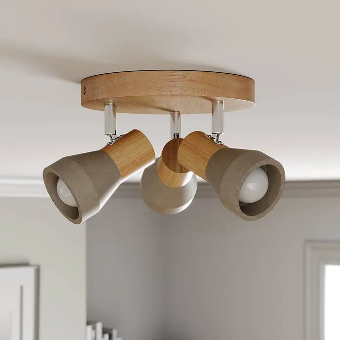 Lindby Deckenstrahler Filiz - Holz hell, alu / grau / zink, E14 - Dreiflammiger Deckenstrahler mit Holzsockel und grauen Betonoptik-Köpfen, an der Decke montiert.