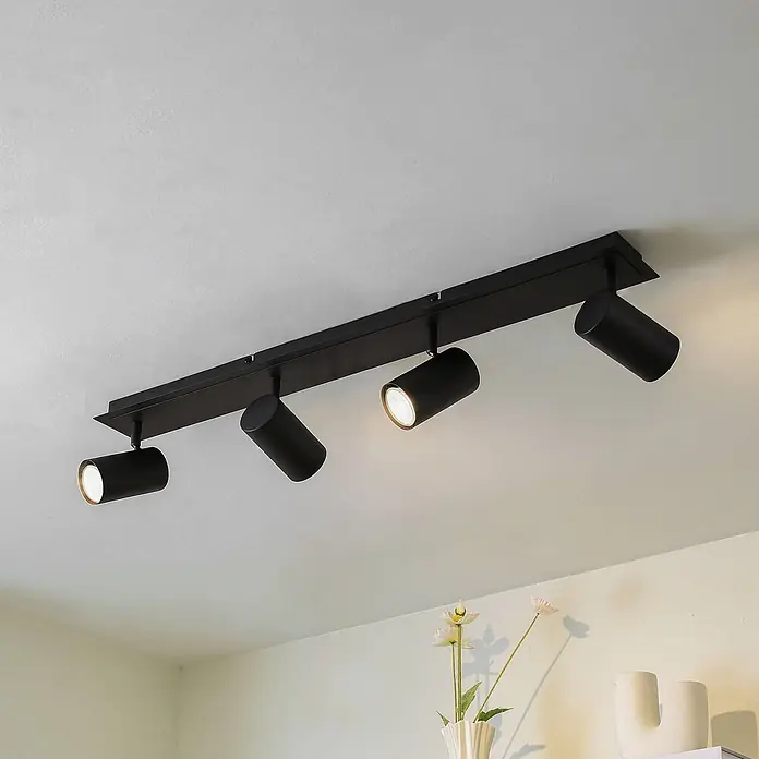 Lindby Deckenstrahler Joffrey - schwarz, schwarz, GU10 - Schwarze, lineare Deckenleuchte mit vier verstellbaren Strahlern, von denen zwei leuchten.