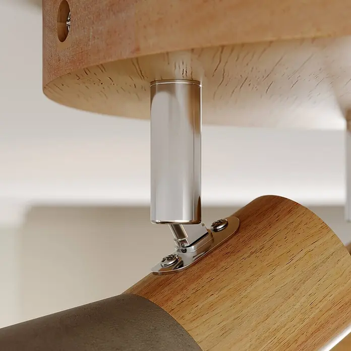 Lindby Deckenstrahler Filiz - Holz hell, alu / grau / zink, E14 - Verstellbarer Strahler aus hellem Holz und Chrom, an einer hölzernen Deckenbasis montiert.