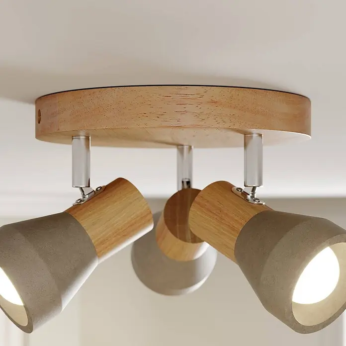 Lindby Deckenstrahler Filiz - Holz hell, alu / grau / zink, E14 - Deckenstrahler aus Holz mit drei verstellbaren Köpfen aus grauem Beton und Holz.