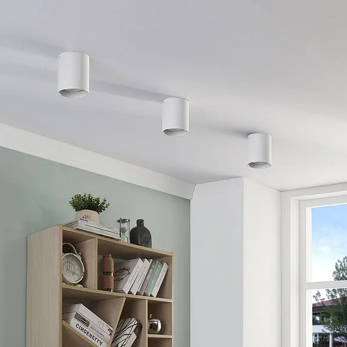 Arcchio Deckenstrahler Carson - weiß / opal, weiß / opal, GU10 - Drei weiße zylindrische Deckenstrahler an einer weißen Decke.