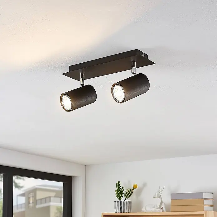 Lindby Deckenstrahler Joffrey - L x B x H: 31 x 31 x 16,5 cm, schwarz, schwarz, GU10 - Zwei matte schwarze zylindrische Strahler an einer rechteckigen Deckenleiste, die warmes Licht abstrahlen.