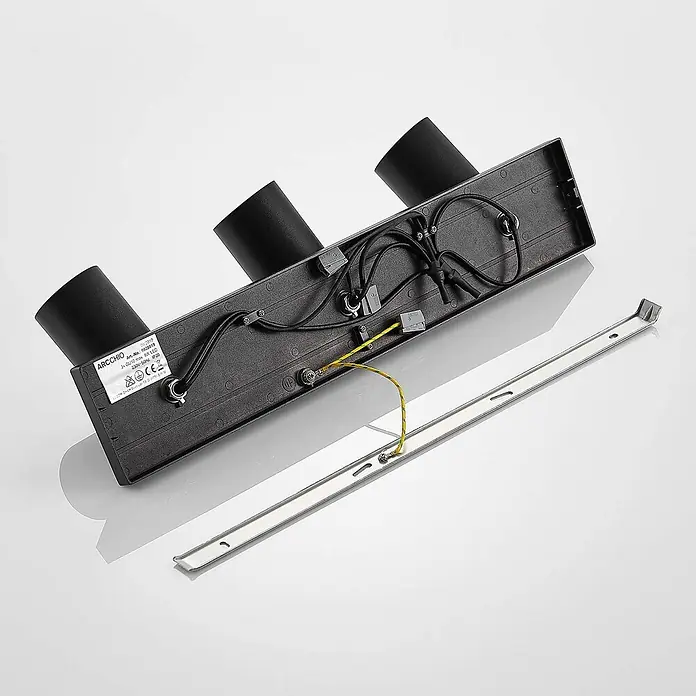 Arcchio Deckenstrahler Brinja - schwarz, schwarz, GU10 - Rückseite einer schwarzen Deckenleuchte mit drei LED-Spots, Verkabelung und separater silberner Halterung.