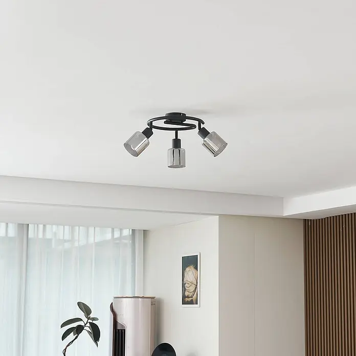 Lindby Deckenstrahler Netty - schwarz, alu / grau / zink, E14 - Schwarze Deckenleuchte mit drei grauen Glasspots in modernem Raumambiente.