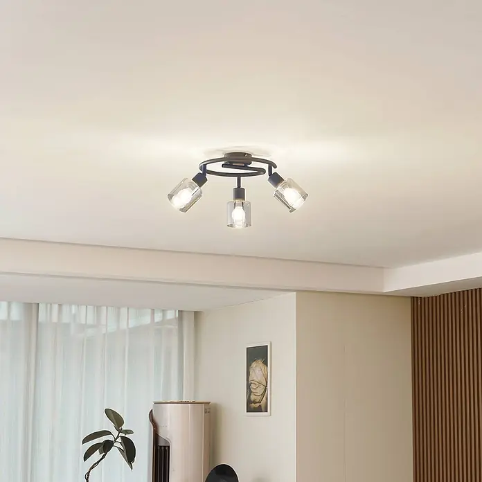 Lindby Deckenstrahler Netty - schwarz, alu / grau / zink, E14 - Moderne Deckenleuchte mit dunklem Metallrahmen und drei verstellbaren Strahlern mit klaren Glasschirmen, an einer Decke montiert.