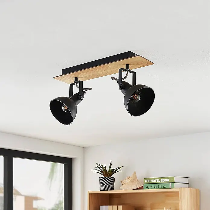 Lindby Deckenstrahler Aylis - Holz dunkel, schwarz, E14 - Deckenleuchte mit zwei schwarzen Metallstrahlern auf einer hellen Holzplatte.