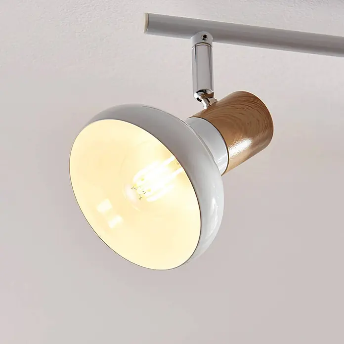 Lindby Deckenstrahler Fridolin - L x B x H: 45,5 x 10 x 19,5 cm, weiß / opal, weiß / opal, E14 - Weißer und hölzerner Deckenstrahler mit leuchtender Glühbirne an einer hellgrauen Schiene.