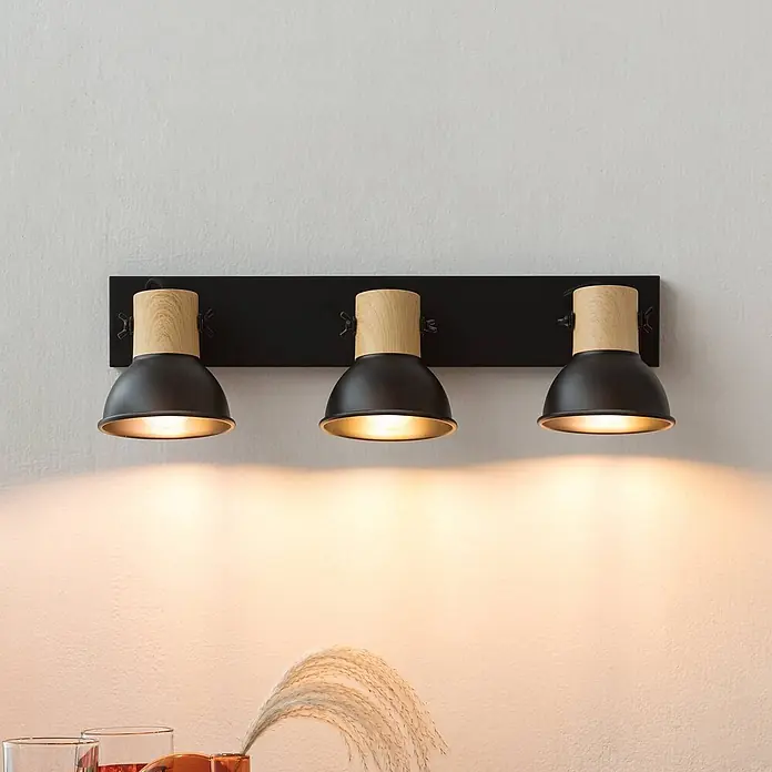 Lindby Deckenstrahler Bosko - schwarz, E14 - Dreiflammige Spotleuchte mit schwarzen Metallschirmen und hellem Holz, strahlt warmes Licht aus.